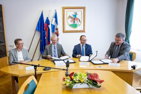 MINISTER VRTOVEC PODPIS POGODBE PIVKA 19.4.2022 - Valter Leban-8632